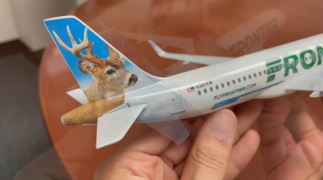 Amazon.com: Daron SkyMarks Frontier A320 Neo Wilbur The Whitetail