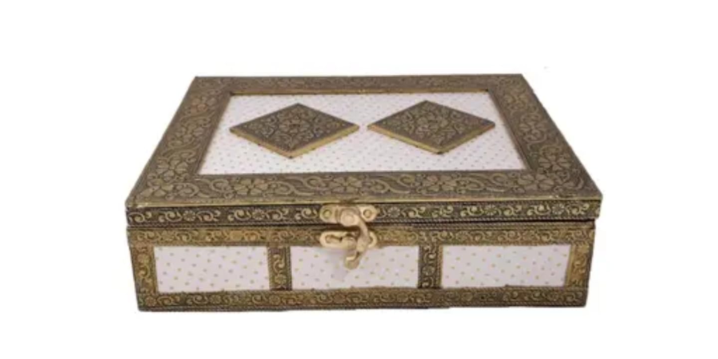 Boîte de rangement métal doré pour ne plus rayer vos bijoux précieux