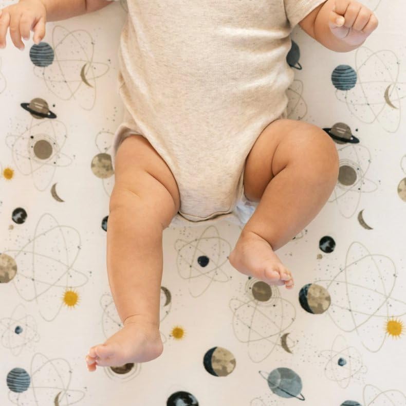 Miniatura 3 de Little Unicorn Sábana de cuna de punto elástico prémium  Súper suave con elasticidad óptima (planetas)