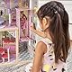 KidKraft Annabelle Puppenhaus aus Holz mit Möbeln und Zubehör, Spielset mit Aufzug und Balkon für 30 cm große Puppen, Spielzeug für Kinder ab 3 Jahre, 65934
