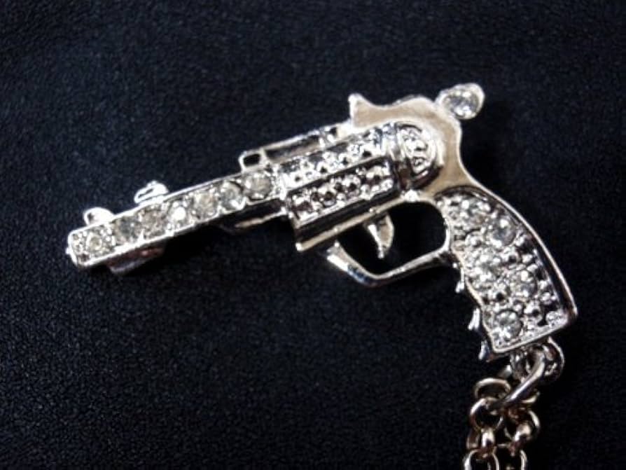 ピンバッジコレクション 20個以上 黒フレーム付き Amazon | ピンバッジ ダブル エンブレム ピストル ラインストーン