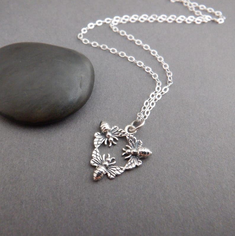 Joya pequeña, sencilla y delicada de plata ideal para regalar a un ser querido 2