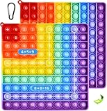 Facile à Transporter:Pop it electronique Taille 20 CM * 20 CM,petite taille,léger,facile à transporter.Ainsi,vous pouvez l'emporter avec vous partout où vous allez,que ce soit à la maison,à l'école ou en déplacement,vous pouvez facilement le transporter avec vous et jouer avec pour surmonter les moments ennuyeux et distraire vos enfants de comportements tels que se ronger les ongles et jouer avec les cheveux.