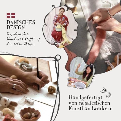 Gry & Sif Handgemacht & Fairtrade-Zertifiziert | Stilvolles dänisches Design X Nepali Kunsthandwerker | Kleiner Grauer Mausjunge mit grüner Hose & Rucksack
