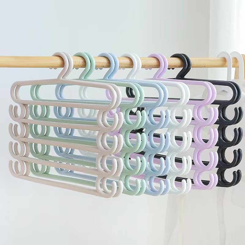 Cintres multifonctionnels à cinq couches pour organiser un dressing familial au quotidien