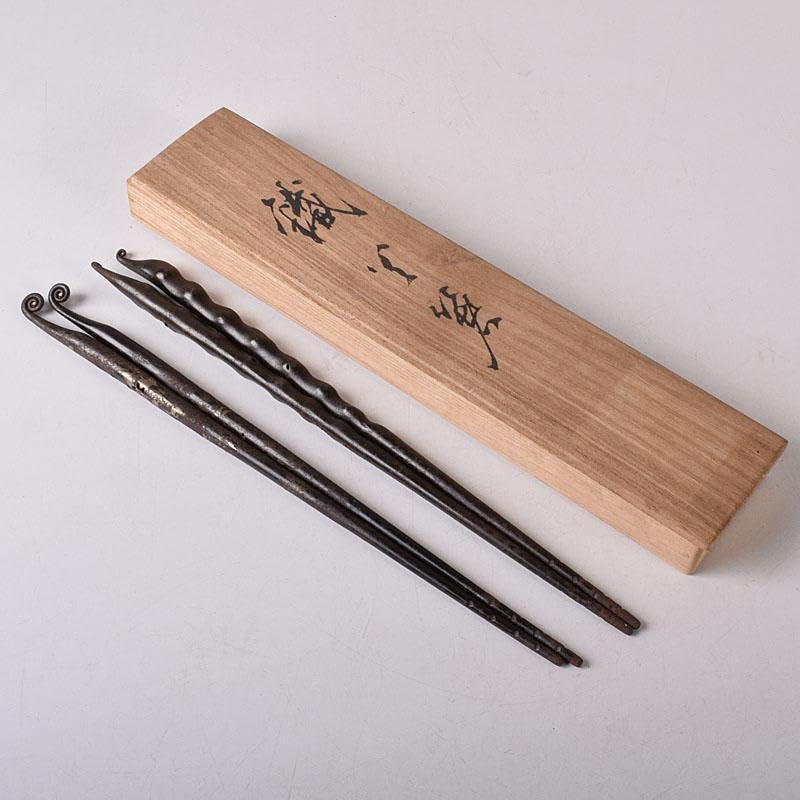茶道具　鐵火箸　釜師　木越三右衛門造　二膳　共箱　V　R8312 Amazon.co.jp: 茶道具 鐵火箸 釜師 木越三右衛門造 二膳 共箱 V