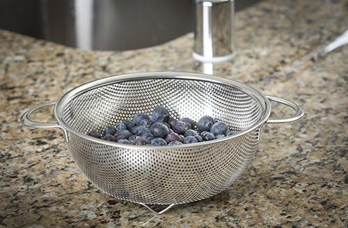 Miniatura 3 de Tablecraft Colador de 2.5 cuartos de galón con asas, acero inoxidable