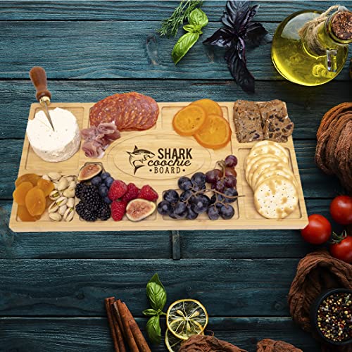 Tabla de Cortar Grande con Diseño de Tiburón Divertido Andaz Press, Tabla para Charcutería y Quesos de Bambú Tallada, Ideal como Regalo para Cumpleaños, Bienvenida a Casa o Navidad miniatura 4