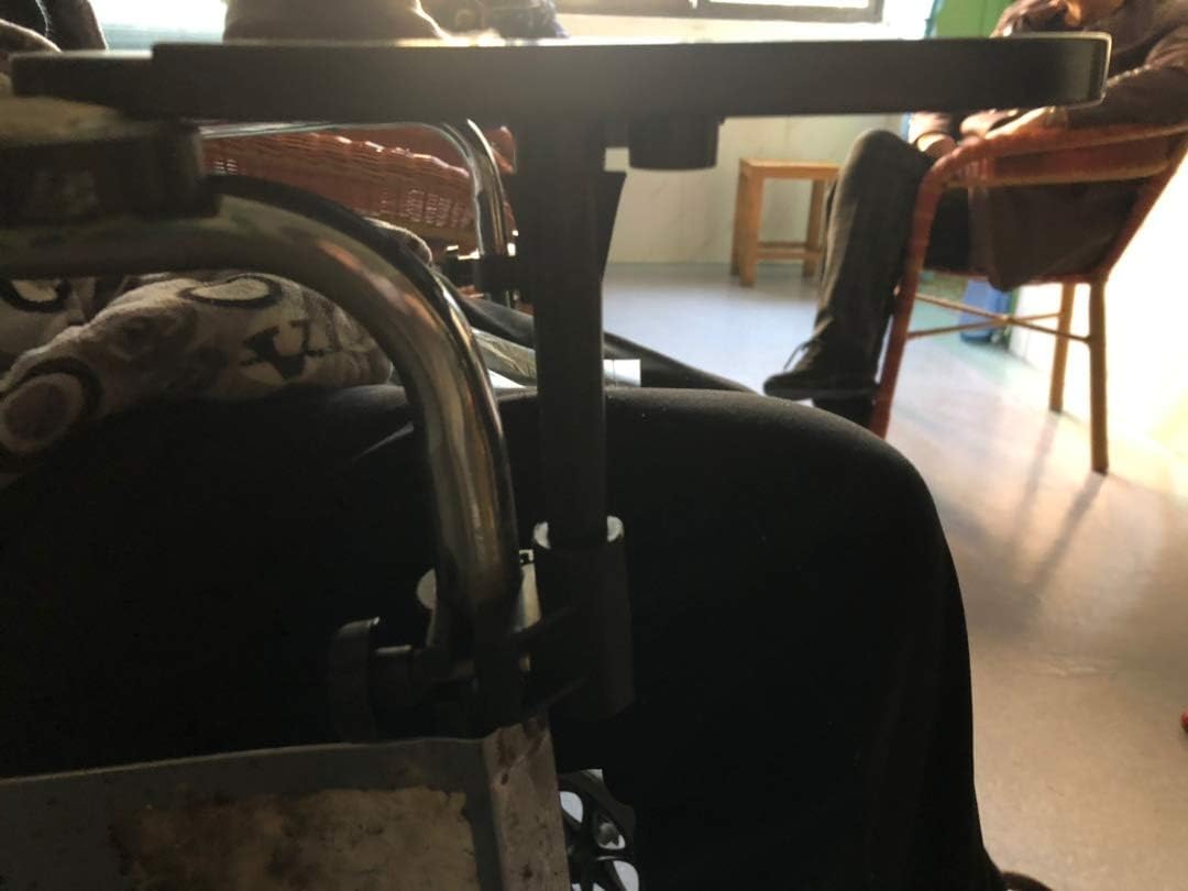 Tavolino Portatile per Sedia a rotelle con portabicchieri, Vassoio Universale Medico, per Mangiare, Leggere, Scrivere, Giocare al Computer o a Scacchi