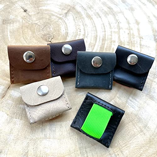 RAMO Hunde Leder Täschchen für Hundemarke, Tassomarke oder Airtag von Apple - Viele Farbkombinationen - Handmade by Manufactica®