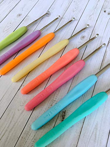 Set of 8 Ergonomic Handle Crochet Hooks - Multi Colored Plastic Handled Crochet