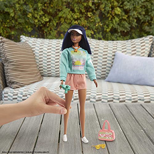 Barbie GRD59 - Moden für die Barbie-Puppe: Roxy Modeset mit Pulli und Kurzehose und 7 Zubehörteilen, Spielzeug ab 3 Jahren – Bild 3