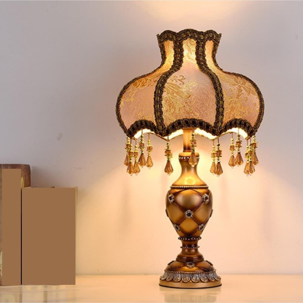 Lampada vintage, luce notturna ambientale sul comodino della | Vintage, base in resina, paralume in tessuto, dipinto a mano, nappa, luce ambientale