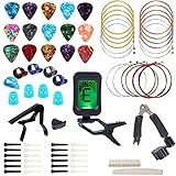 ☞ 【Reichliches Werkzeugset】 Das Paket enthält 3 Sätze Gitarrensaiten ( Golden, Messing und Farbe, 6 Stück / Satz, insgesamt 18 Stück), Gitarrenpickel 15 Stück, 24 Stück Gitarrennadeln (schwarz & beige), 5 Stück Daumenfingerpicks, 4 Stück Gitarrensilikon-Fingerschutz, 1 Stück Gitarren-Picks-Box, 1 Stück Gitarren-Capo, 1 Stück 3-in-1-Gitarrensaitenwickler und Pin Puller sowie 1 Stück Gitarrentuner, 1 Stück Gitarren-Knochenbrückensattel und 1 Stück Gitarren-Knochenbrücke