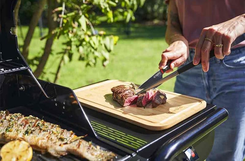 Char-Broil Gas2Coal Special Edition 3 Barbecue hybride 3 + 1 brûleur, bac à charbon de bois breveté, brûleur Sear 900 °C et plaque de cuisson supplémentaire