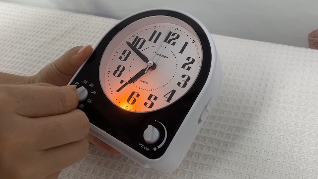 Amazon.com: Peakeep Analog Alarm Clock Non-Ticking Silent