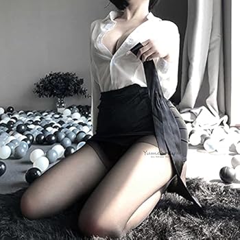 oyoqlari yoyilgan qizlar