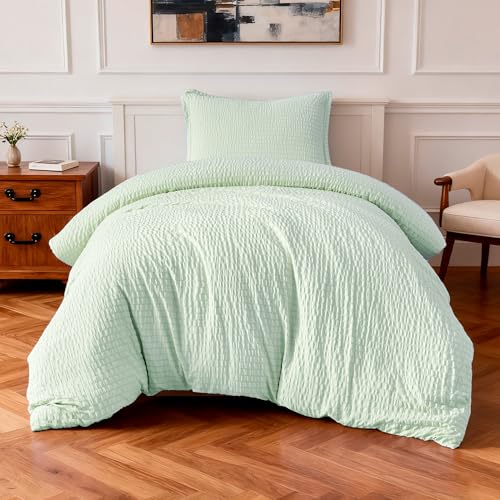 Image of Amazon Basics Duvet Cover Set with Jacquard Geometric Pattern, 2-Piece with 1 Duvet Cover and 1 Pillow Sham, Comforter Not Included, Twin, Aloe Green