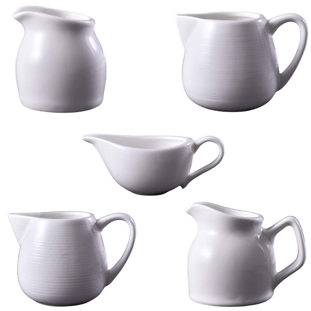 Tasse crémier et pichet à lait pour réussir sa mousse de cappuccino facilement