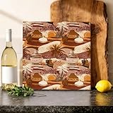 Tema e elementi di design: questo arredamento a tema estivo presenta palme, motivi solari e vasi in terracotta, creando un'atmosfera vibrante e tropicale.