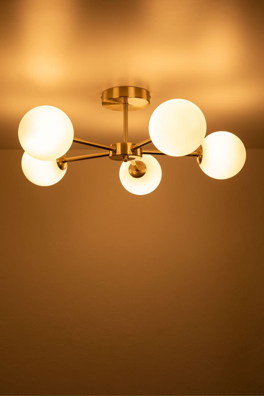 SKLUM Żelazna lampa sufitowa Castefi z 5 szklanymi kulami