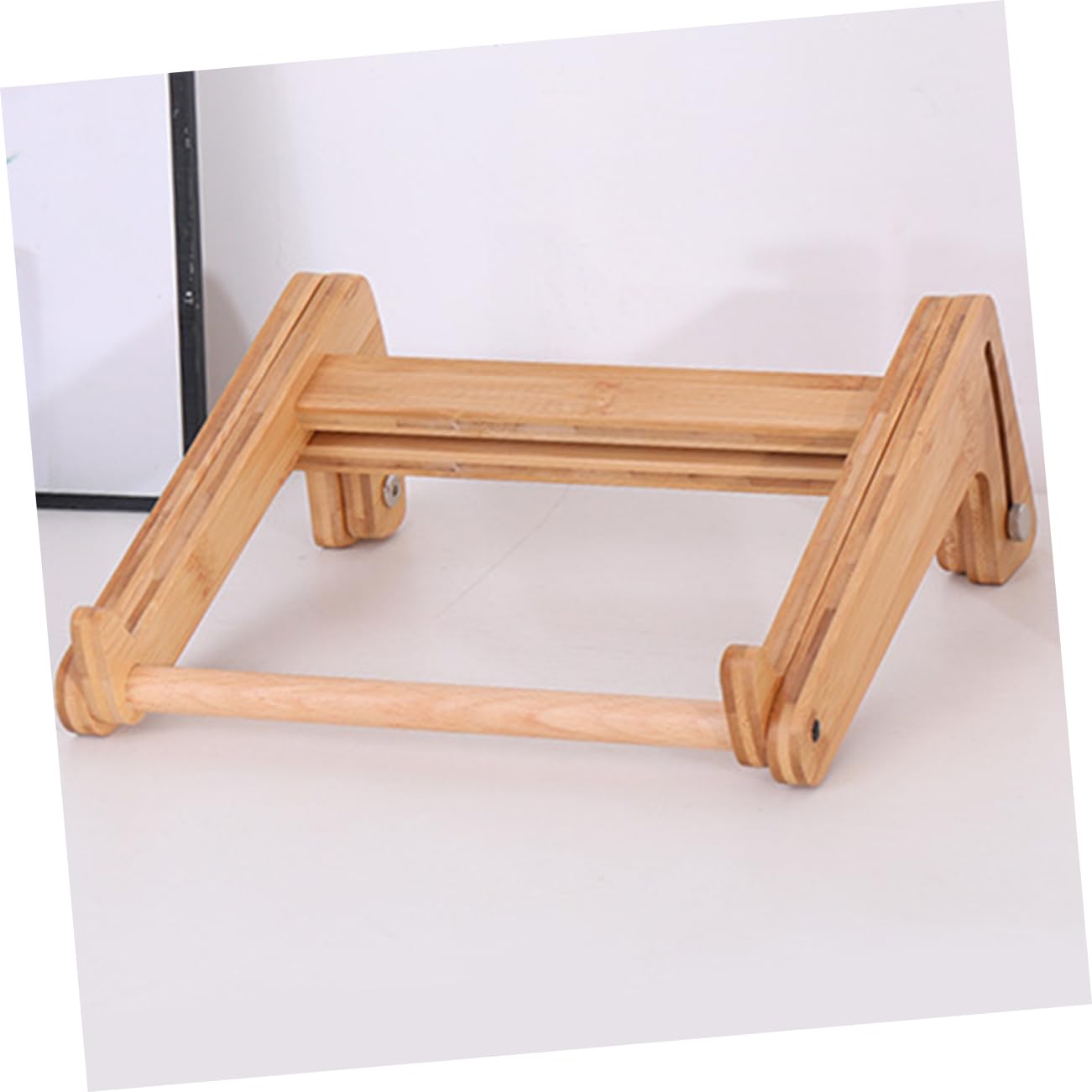 Operitacx Supporto per Laptop in Legno Beige, Scrivania Portatile per Laptop Altezza Regolabile, Struttura Cava e Angoli Arrotondati, Stabile e Confortevole