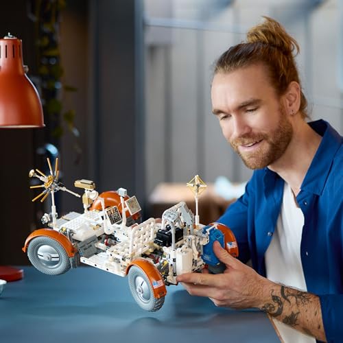 Technic Rover Lunare NASA Apollo - LRV, Modellino da Costruire di Rover per le Missioni Spaziali, Set da Collezione per Adulti, Idea Regalo per Lui, Lei, Marito e Moglie da Esposizione 42182 - Lego - Immagine 6