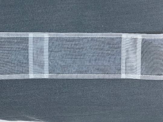 Miniatura 2 de Cinta con pestaña trasera blanca transparente. La cinta se cose en la parte superior de una cortina. Las cortinas no están incluidas (cortina de 100