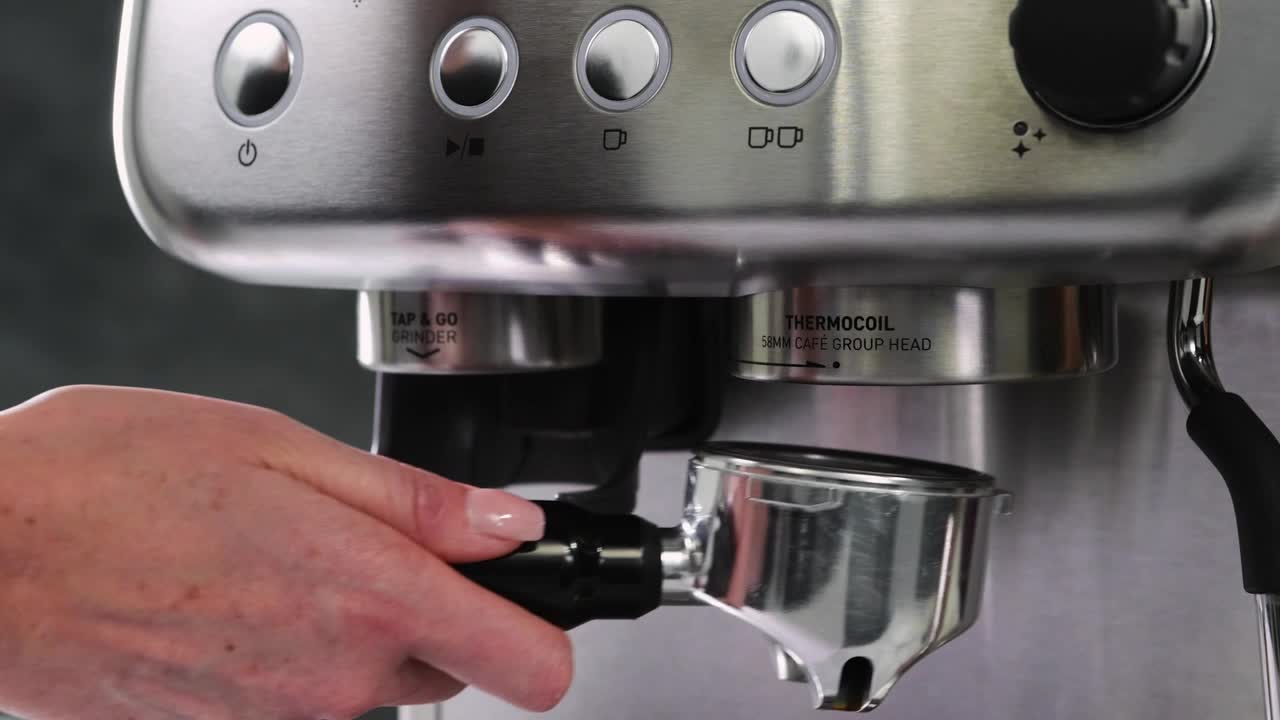 Breville Barista Max Siebträgermaschine | Espressomaschine/Kaffeemaschine mit integriertem Mahlwerk und Milchaufschäumer… – Bild 8