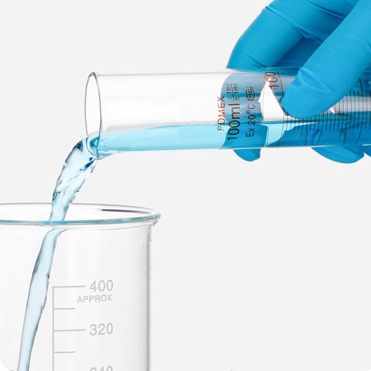 El conjunto de cristalería de laboratorio incluye botellas cónicas, vasos de vidrio, cilindros de medición graduados, botellas de reactivos, tubos de vidrio, gotas, pipetas graduadas, placas de petri,