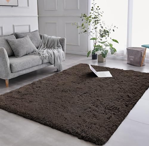 MATERIALE IN POLIESTERE PREMIUM: Il tappeto è meticolosamente realizzato utilizzando poliestere di alta qualità, noto per la sua durabilità e resistenza alle macchie. Questa scelta di materiali assicura che il tappeto non solo resista alla prova del tempo, ma rimanga anche visivamente accattivante e facile da pulire. Ciò è particolarmente vantaggioso nelle aree ad alto traffico in cui è più probabile che si verifichino fuoriuscite e macchie.