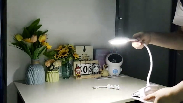 Qooltek Lampada A LED A Clip Con Braccio Flessibile - 3 Colori, 5 Luminosità, USB, Per Lettura E Scrivania, Bianca