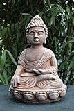 FROSTSICHER UND WETTERBESTÄNDIG FÜR GARTEN UND BALKON: Die Buddha Figur aus Stein besteht aus massivem Steinguss und hält somit jeder Witterung stand – ob Frost, Hitze oder Regen – diesem Buddha wird das Lächeln niemals vergehen