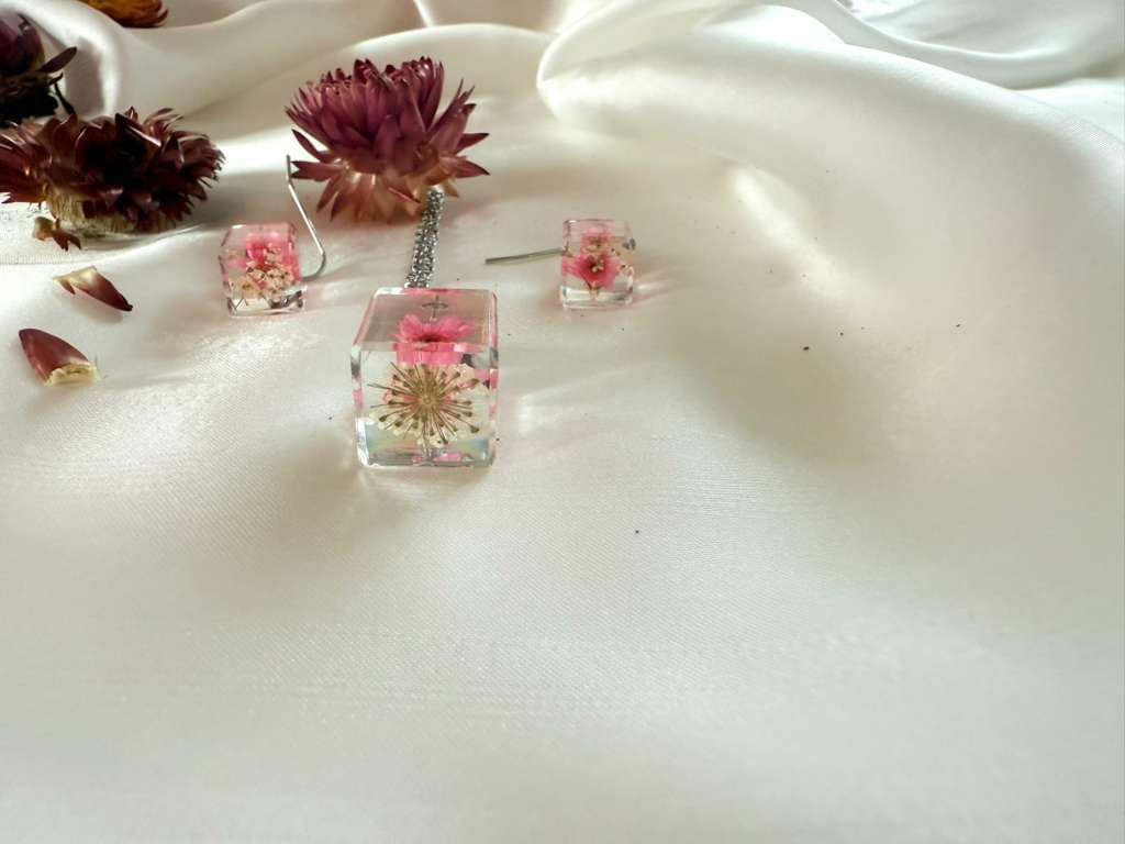 Resin pendant necklace Set with real dried flowers, cube-shaped