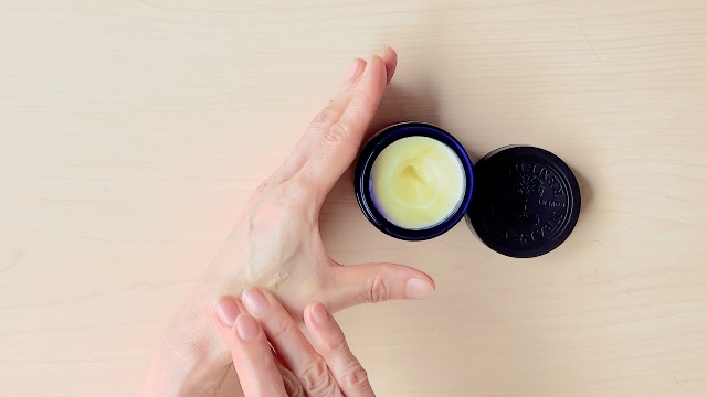 【新品未使用】Neal’s Yard Remedies 50g クロス付き Amazon.co.jp: NEAL'S YARD REMEDIES(ニールズヤードレメディーズ