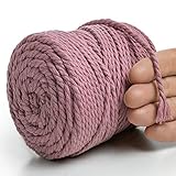 FARBKONSISTENZ. Sie haben einen wunderschönen Makramee Wandbehang gemacht und können es kaum erwarten, passenden handgemachten Dekor herzustellen? Sie brauchen nur noch ein wenig Häkelgarn für Ihr DIY Bastelset? Kein Problem! Bestellen Sie erneut, und wir garantieren, dass Sie die Schnur in derselben Farbe erhalten!