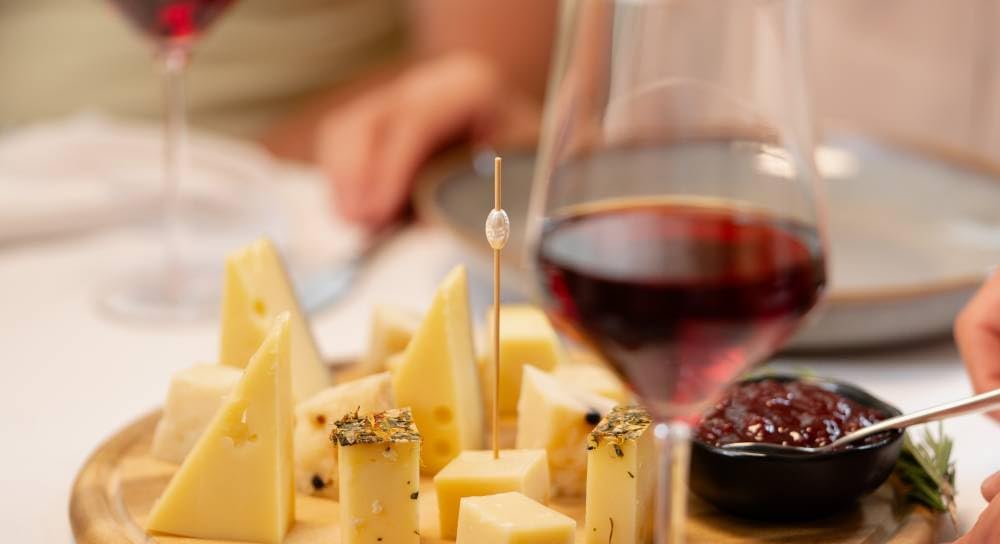 Almgourmet - Geschenkset "Weinfreund" - 850g + 0,75l - mit 4 Delikatessen aus Tirol - Lagrein Rotwein, Schinken, Käse und Taralli - im Geschenkkarton