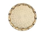 Das dekorative türkische Tablett begleitet ornamentale, fein geschnitzte Möbel gut durch die starken geometrischen Formen. Wenn Sie auf der Suche nach Wahrheit in Materialien für eine Art und Handwerk Art von Dekoration sind, wird sich das ethnische Muster des Tabletts zeitlos und dekadent anfühlen.