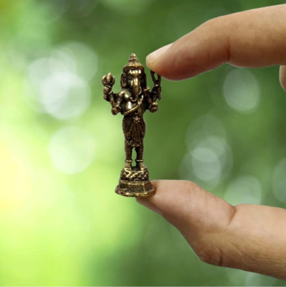 Ganesha miniature debout en laiton Purpledip pour décorer un coin zen ou de méditation