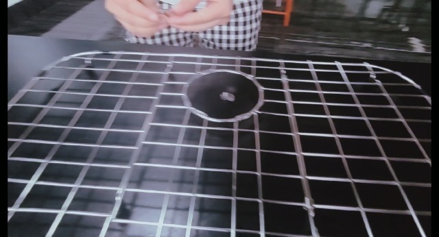 Protector de Fregadero de Acero Inoxidable 26"x14" con Drenaje Trasero miniatura 7