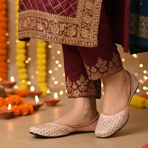 Image of DFR Women Embroidered Mojari Juttis