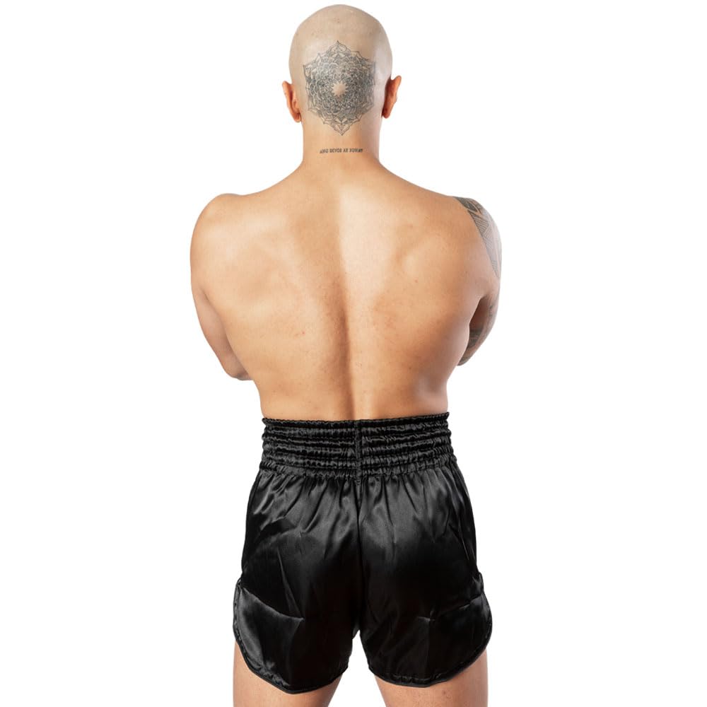 8 WEAPONS Muay Thai Shorts Strike, Schwarz-Weiß, Kickboxhose für Training & Wettkampf, Thaibox Shorts Satin, Atmungsaktiv, Langlebig, Kampfsporthose für MMA, K1, Boxen, Thai Boxen