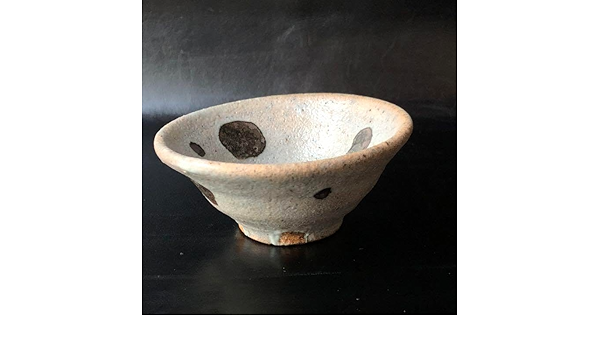 人間国宝古美術◼️蔵から、また凄そうな雰囲気の陶器が出て来ました。お猪口？ぐい呑？ 人間国宝古美術◼️蔵から、また凄そうな雰囲気の陶器が出て来