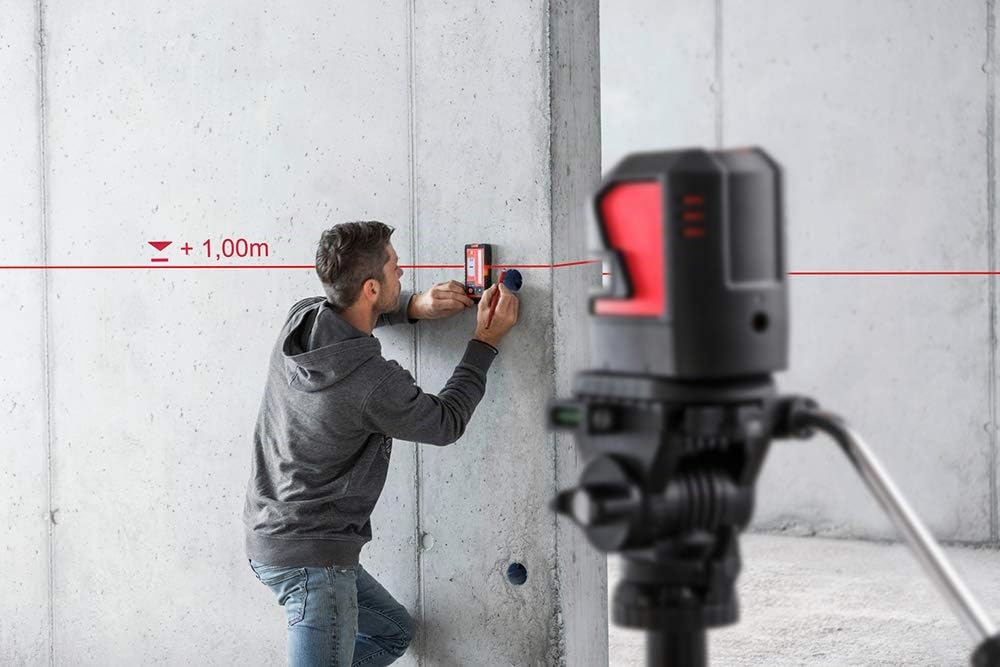 Leica Lino L2s – livella laser a linee incrociate con innovativo adattatore magnetico (fascio laser rosso, portata di lavoro: 25 m)
