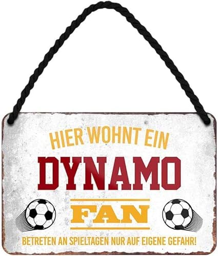 WOGEKA ART Retro Blechschild - Hier wohnt ein Dynamo Fan Fußball - witziger Spruch als Geschenk-Idee zur Deko 18x12 cm Vintage-Design Hänge-Schild aus Metall HS10
