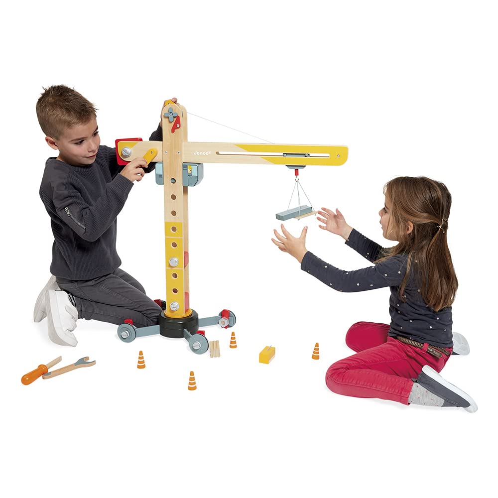 Janod - Grúa Grande de Madera 74 cm - Juguete de Imitación - Juego de Construcción - Rotación 360° y Móvil - 12 Accesorios - Certificado FSC - A Partir de 3 Años, J06468
