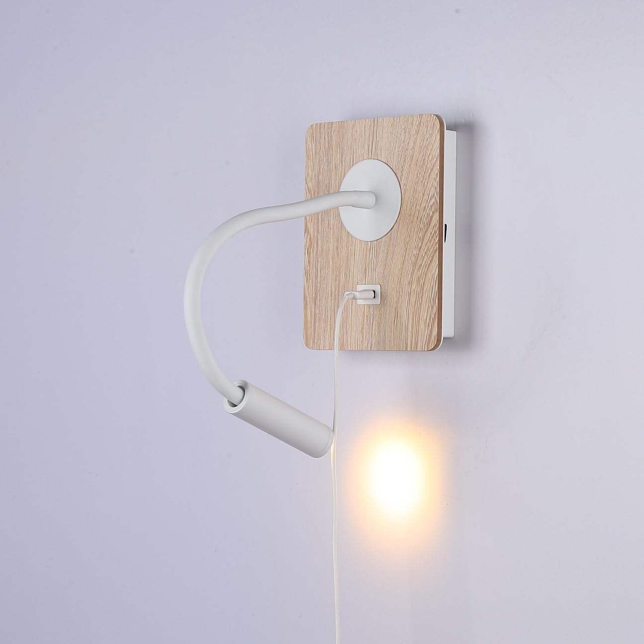 B·LED BARCELONA LED Wandleuchte aus Holz mit Schalter und Strahler, weiß, flexibel, warmweißes Licht, USB-Ladeanschluss zum Lesen, Bett, Nachttisch, Hotel