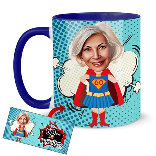 Kembilove® Taza Cumpleaños Mujer Superheroína | Personalizada Con Caricatura Y Edad | Regalo Original Divertido Para Ella | Cerámica 330Ml | “Me Ha Llevado 60 Años Ser Increíble”