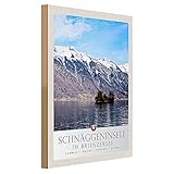 Cette charmante plaque en bois capture la beauté paisible de l'île à l'effigie du lac de Brienz. Une pièce parfaite pour les amateurs de paysage suisse qui apporte les majestueuses Alpes et les eaux scintillantes du lac dans votre maison. L'esthétique nostalgique et la finition de qualité supérieure en font un cadeau idéal ou un objet de collection pour tous ceux qui apprécient la magie de la Suisse.