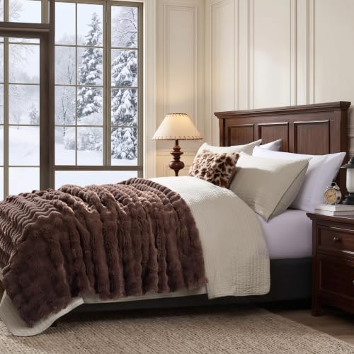 WDCOZY Luxury Bubble Throw Blanket, Faux Fur Mink Plush Throw for Couch, Sofa and Bed, Soft Thick and Warm, 90x90 inches, Chocolate Brown, 850 GSM by WDCOZY - Used condition - Image 3